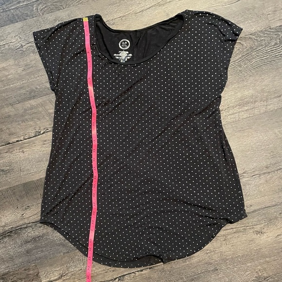 ⭐️4 for $10⭐️Maurice’s Silver / Grey Polka Dot Flowy T Shirt. - Picture 5 of 7